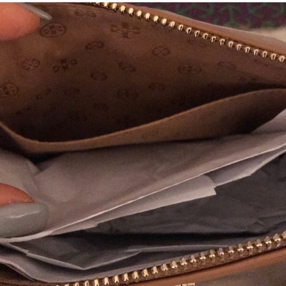 New Authentic Tory Burch Tassel crossbody - Picture 5 of 8